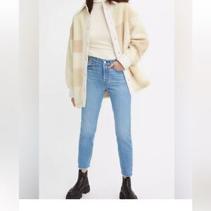 Levis premium Wedgie Straight Womens Ankle Fray Denim Jeans Light Wash Size 32